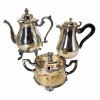 <p>Lote com 3 peças de metal prateado, sendo 1 bule Sheridan, com tampa e pés trabalhados, com 28 cm alt; 1 bule Christofle, com tampa, com 23 cm alt e 1 açucareiro Fracalanza, com tampa e pegas laterais, com 13 cm alt</p>