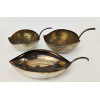 <p>Lote com 3 petisqueiras de metal prateado, em formato de folha - 18, 19 e 22 cm de comp</p>