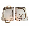 <p>2 bandejas de metal prateado Wolff, sendo 1 com alças laterais, 44 cm de comp. e outra sem alças, 35 cm comp.</p>