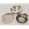 <p>Lote com 3 peças de prata Christofle, sendo 1 petisqueira com 1 pratinho de base, com 14 cm de diâm cada e 1 porta balas, com 14 cm de comp</p>
