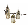 <p>Conjunto para café com 3 peças, de metal prateado Cardiff, sendo 1 bule, 1 leiteira e 1 açucareiro, com pegas de madeira - com 23 18 e 14 cm alt</p>