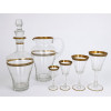 <p>Lote com 108 peças de cristal europeu translucido, com borda metalizada dourada e friso texturizado e haste facetada, sendo: 23 taças para vinho tinto, 24 para vinho branco, 24 para vinho do porto, 35 para licor, 1 garrafa com tampa e 1 jarra.</p>
