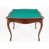 <p>Mesa de jogo, de madeira, extensível, de pernas ligeiramente torneada, tampo quadrado forrado de feltro verde - 85 x 85 cm (aberta) x 70 cm alt - Brasil, séc XX</p>
