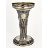 <p>Vaso decorativo de prata 833, com marca 'Adriano'. Corpo cinzelado com detalhados relevos florais e folhagens e base circular ornamentada - 24 cm alt - peso 346 g</p>