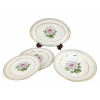 <p>Lote com 50 peças de porcelana Sone China, made in Japan, sendo: 24 pratos rasos, 12 pratos fundos, 13 pratos de sobremesa e 1 travessa oval, com decoração de flor central, bordas com barrado cinza claro e filetes dourados</p>