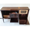 <p>Raro móvel radiola/aparador General Electric - integrado estilo mid-century, anos 50/60, de madeira, com ferragens originais. Composto por rádio multibandas General Electric, gaveta com toca-discos e compartimentos basculantes com divisórias originais para discos de vinil. Peça decorativa e de coleção, com eletrônica no estado - 160 x 45 x 95 cm alt - Brasil.</p>