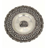 <p>Prato decorativo de prata 900 Ariza (Chile), com borda ricamente ornamentada em relevo com motivos florais e arabescos. Centro aplicado com o brasão da República do Chile. Marcado no verso Plata Fina 900 e marca do fabricante Ariza. - 22 cm de diâmetro - peso 270 g</p>
