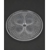 <p>Lalique - prato decorativo em cristal fosco, com decoração em relevo representando quatro folhas estilizadas e refinado trabalho de lapidação geométrica, marca da manufatura na base - França - medindo 23 cm de diâmetro.</p>