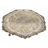 <p>Grande bandeja circular em prata 900, marca Adriano, com rica decoração em relevo, apresentando borda recortada e ornamentada com motivos de volutas, perolados e elementos florais. O centro é decorado com guirlandas e cartelas florais gravadas - 47 cm diâm - peso 2.638 g</p>