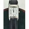 <p>Rel&oacute;gio feminino de pulso Jaeger-LeCoultre Reverso, ref. 260.8.08, caixa retangular em a&ccedil;o, mostrador prateado, equipado com pulseira de couro (acompanha pulseira adicional), com mostrador revers&iacute;vel, transformando em pulseira, caracter&iacute;stico do modelo. Acompanha certificado de garantia original datado de 1&ordm; de outubro de 2002 e certificado de revis&atilde;o realizada pela manufatura Jaeger-LeCoultre, em 06/12/2013 - 32 x 20 mm</p><br /><p>&nbsp;</p>