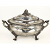 <p>Elegante sopeira com tampa, de prata 900 Adriano, de formato oval, sobre quatro pés trabalhados, com alças laterais trabalhadas e bordas em relevo. Tampa encimada por pega em forma de alcachofra e folhagens - 44 x 25 x 26 cm alt - peso 3.582 g</p>