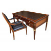 <p>Conjunto de escrivaninha e poltrona com braços, no estilo francês, em madeira. Mesa com tampo revestido em couro decorado com frisos dourados. Corpo inteiramente acabado em todos os lados, permitindo uso centralizado no ambiente. Apresenta gavetas frontais, ferragens em bronze, colunas caneladas nos cantos e pernas afiladas. Poltrona acompanha decoração (necessita de restauro no couro do assento) - Mesa: 146 x 78 x 70 cm alt; Poltrona; 97 x 62 x 84 cm alt - Brasil, séc XX</p>