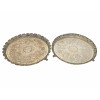 <p>Lote com 2 salvas de prata 800, com varanda vazada e fundo trabalhado, sobre 3 pés - 30 cm diâm - 1.716 g</p>