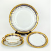 <p>Aparelho de jantar de porcelana francesa Limoges, p.pastaud, com 189 pe&ccedil;as, decorado com larga faixa dourada floral nas bordas e filete azul cobalto, composto por: 45 consom&eacute; com seus 45 pratinhos, 51 pratos de sobremesa e 48 pratos rasos</p>