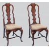 <p>Par de cadeiras com espaldar recortado, ricamente decoradas com marchetaria floral e pássaro, apresentando pernas cabriolé, com amarração inferior e assento estofado. (Tecido dos assentos no estado) - Dimensões: 50 × 42 × 110 cm alt</p>