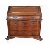 <p>C&ocirc;moda-papeleira de madeira maci&ccedil;a, estilo Dom Jos&eacute;, com tampo frontal abat&iacute;vel, interior compartimentado, quatro gavetas inferiores com frente bombeada, ferragens ornamentais, terminando em p&eacute;s trabalhados - 105 x 67 x 103 cm alt - Brasil, s&eacute;c XVIII/XIX - No estado</p>