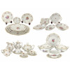 <p>Aparelho de porcelana Tielsch Wazbrych, made in Poland, com 138 peças, sendo: 12 xícaras de café com seus 12 pires, 12 xícaras de chá com seus 12 pires, 2 sopeiras com tampa, 1 molheira, 9 travessas de tamanhos variados, 1 prato para bolo, 1 mantegueira com tampa, 1 açucareiro com tampa, 1 bule de chá com tampa, 1 bule de café com tampa, 1 leiteira, 12 pratos de pão, 12 pratos de sobremesa, 12 pratos fundos e 24 pratos rasos. Com delicada decoração floral e bordas trabalhadas com filete dourado</p>