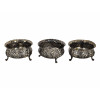 <p>Conjunto de 3 petisqueiras de prata 833 Adriano, corpo com rica decoração de volutas em relevo, sobre 3 pés - diâm 12 x 7 cm alt cada - peso total 588 g</p>