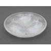 <p>Etling France&nbsp;- Centro de mesa de cristal fosco, decorado em alto-relevo com composi&ccedil;&atilde;o floral formando os p&eacute;s, em delicada modelagem naturalista, assinado - medindo 30 cm de di&acirc;metro x 7 cm de altura.</p>