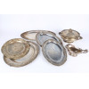 <p>Aparelho de servir com 7 peças de prata 833 Alves Pinto, composto por: 1 molheira (23 cm comp), 1 sopeira com tampa (23 cm alt), 2 travessas redondas (31 e 41 cm diâm) e 3 travessas ovais (42, 45 e 59 cm comp). Trabalhado nas bordas com conchas e volutas em relevo - peso 9.414 g</p>