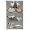 <p>Baixela de metal prateado Christofle, com 7 peças, composto por: 1 sopeira (22 cm diâm), 1 tigela com tampa (19 cm diâm), 1 molheira, 1 travessa retangular, 2 redondas e 1 oval (46 cm a maior). Com bordas recortadas e trabalhadas com frisos. Pegas em forma de alcachofra</p>