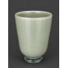 <p>Henry Dean - Vaso de cristal soprado, de formato cônico, em vidro branco leitoso (opalino) com delicadas nuances e base em vidro verde translúcido, assinado na base. Medidas: 25 cm de altura.</p>