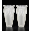 <p>Lalique - Par de vasos Ceylan em cristal franc&ecirc;s Lalique, acabamento fosco, decorados em relevo com aves empoleiradas entre folhagens, em elegante desenho Art D&eacute;co. Assinados na base. Medem 25 cm de altura.</p>