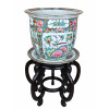 <p>Grande cachepô em porcelana chinesa policromada, decorado com reservas figurativas, personagens orientais, flores e elementos ornamentais em estilo Canton. Acompanhado de base em madeira entalhada. Marca de ideograma na base - diâm de boca 39 cm x 66 cm alt com a base - China for export, séc XX</p>