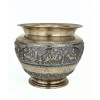 <p>Prachind Parshad Jeweller (Bombay) – Grande vaso/cachepot de prata, corpo bojudo sobre pedestal, ricamente decorado em relevo com cenas da mitologia hindu e motivos florais. Marcado Prachind Parshad Jeweller – Bombay – Silver. Medindo 24 cm de diâmetro x 22 cm de altura. Peso 1.040 g</p>