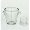 <p>Lote com 13 peças de cristal, com 12 copos para whisky e 1 balde de gelo de corpo liso, paredes espessas e pegas laterais de esferas, com 20 cm alt</p>