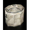 <p>Caixa de mesa de prata esterlina (925) de formato octogonal com tampa de dobradiça. Tampa ricamente com brasão heráldico e divisa em faixa: WITH HEART AND HAND. Contrastes de Birmingham, letra-data f para 1905 e marca do prateiro CS & FS (Saunders & Shepherd) - 10 cm alt - Peso 230 g</p>