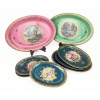 <p>Lote com 8 pe&ccedil;as de porcelana, sendo: 6 travessas de manufatura Saler, medindo 23, 27 e 30 cm; e 2 travessas de porcelana Alem&atilde;&nbsp;GEB (regi&atilde;o da Bavaria), medindo 40 cm. Decora&ccedil;&atilde;o de cenas galantes e campestres, com guarni&ccedil;&atilde;o rendada dourada (com desgastes)</p>