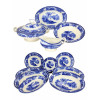 <p>Lote com 50 peças de porcelana azul e branca, sendo: 22 pratos rasos, 12 pratos fundos e 7 pratos de sobremesa, com selo azul Shangai; e 1 sopeira com tampa, 1 saladeira, 1 molheira e 6 travessas ovais de tamanhos variados, made in England</p>