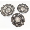 <p>Lote com três petisqueiras de metal prateado, sendo duas circulares e uma oval, ricamente ornamentadas em relevo com motivos rocaille e volutas - medindo 20 cm (maior) e 16 cm de diâmetro (duas menores)</p>