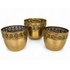 <p>Lote com 3 cachepôs decorativos, de latão dourado, sendo 2 com borda vazada em relevo, medindo diâm 22 x 19 cm alt; e 1 com borda floral em relevo, com diâm 28 cm x 22 cm alt</p>