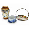 <p>Lote com 4 peças decorativas, sendo: pequeno cachepô com pratinho, de porcelana azul e branca medindo 10 cm de alt; 1 vaso chinês de boca aberta, de porcelana com decoração em relevo de dragão, com selo vermelho for export ao fundo, medindo 23 cm alt e 1 prato porta bombons de porcelana alemã, com decoração floral, com varanda e alça de metal, com sele Germany ao fundo. Medindo 22 cm de diâm</p>