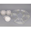 <p>Lote com 16 porta-copos em vidro prensado (9 cm) e 6 petisqueiras de vidro, de formato triangular com bordas onduladas (15 cm)</p>