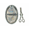 <p>Lote com 2 peças de metal prateado, sendo: 1 tesoura para uvas, com rica decoração temática, com 18 cm; e 1 pequena bandeja de apoio, oval, com borda ornamentada, com 23 cm.</p>