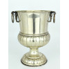 <p>Floreira de metal prateado, de boca aberta e pegas laterais. Corpo bojudo trabalhado em gomos - diâm boca 18 cm e 26 cm alt - sem marcas aparentes</p>