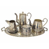 <p>Lote de serviço para chá e café em metal prateado, composto por bandeja oval com alças vazadas (54 cm), chaleira (falta tampa), cafeteira, leiteira, açucareiro com tampa e pires de apoio. Peças de linhas clássicas, com frisos decorativos na base.</p>