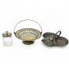 <p>Lote composto por três peças em metal prateado da tradicional manufatura inglesa Mappin & Webb's, incluindo uma fruteira de pedestal com alça móvel (23 cm diâm), uma petisqueira de três divisões com alça central (26 cm) e um pote de vidro com tampa em metal prateado (11 cm alt).</p>