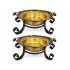 <p>Par de braseiros de estilo colonial, historicamente utilizados como aquecedor doméstico. Compostos por bacia de latão martelado com alças laterais articuladas, assentada em base de ferro forjado sobre três pés - diâm 46 x 23 cm alt total</p>