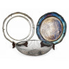 <p>Lote com 3 peças de metal prateado Wolff, sendo 2 bandejas redondas com bordas recortadas (32 cm diâm) e 1 paneteira de estrutura aramada e base circular (30 cm diâm)</p>