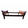 <p>Recamier/cama em madeira, de desenho cl&aacute;ssico com cabeceira e peseira de linhas curvas. N&atilde;o acompanha estrado - 220 &times; 120 &times; 82 cm.</p>