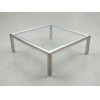 <p>Mesa de centro de design moderno, de metal com tampo de vidro - 110 x 110 x 40 cm</p>