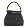 <p>Bolsa de mão vintage em miçangas pretas, confeccionada artesanalmente com miçangas e canutilhos formando elegante desenho em padrão tipo mosaico. Possui armação metálica dourada com fecho de pressão automático (tipo pistão), alça flexível totalmente revestida por miçangas e interior forrado em cetim preto, com 2 bolsos internos, um deles fechado por zíper - Medidas: 25 x 20 cm (sem considerar a alça).</p>