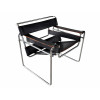 <p>Cadeira em estilo Bauhaus, com estrutura tubular em metal cromado. Assento, encosto e apoios de braços em couro preto. Inspirada no modelo Wassily de Marcel Breuer - 77 x 67 x 70 cm alt</p>