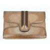 <p>Gucci. Bolsa de mão (clutch) confeccionada em couro natural na cor marrom, produzida na Itália, com ferragens metálicas douradas e elegante fecho frontal em tiras de couro. Interior em couro, contendo bolso com fechamento por zíper e porta-documentos/removível original. Marcada internamente Made in Italy by Gucci. Em bom estado geral de conservação, com discretos sinais de uso compatíveis com a idade. Medidas: 21,5 x 15 cm.</p>