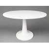 <p>Mesa oval, no estilo Tulip (Saarinen), de fibra de vidro (fiberglass) com pedestal em formato de tulipa. Acabamento laqueado branco de alto brilho - 120 x 80 x 75 cm alt - Brasil, séc XX</p>