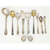 <p>Lote com 13 peças de metal prateado Christofle, sendo 8 talheres de servir, 3 facas de peixe e 2 porta guardanapos</p>